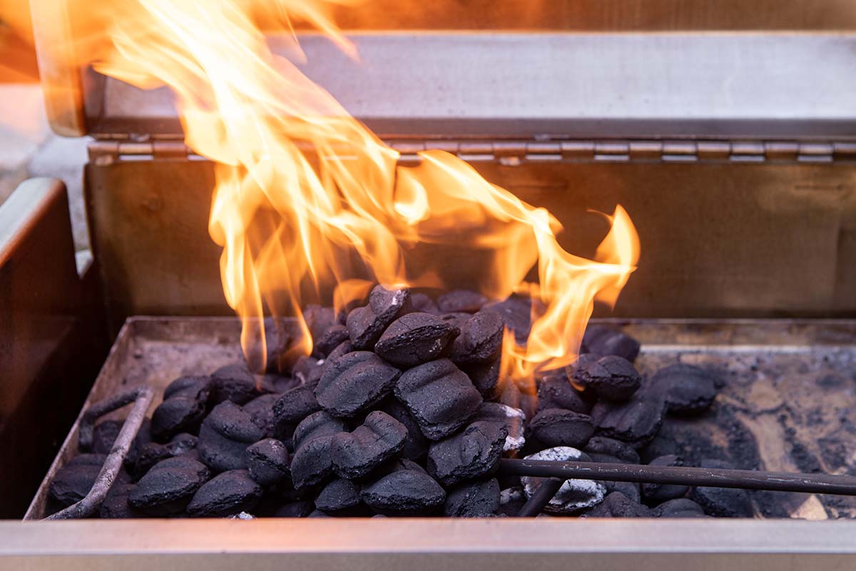 BBQ26S_Grill_7_Lighting_Charcoal