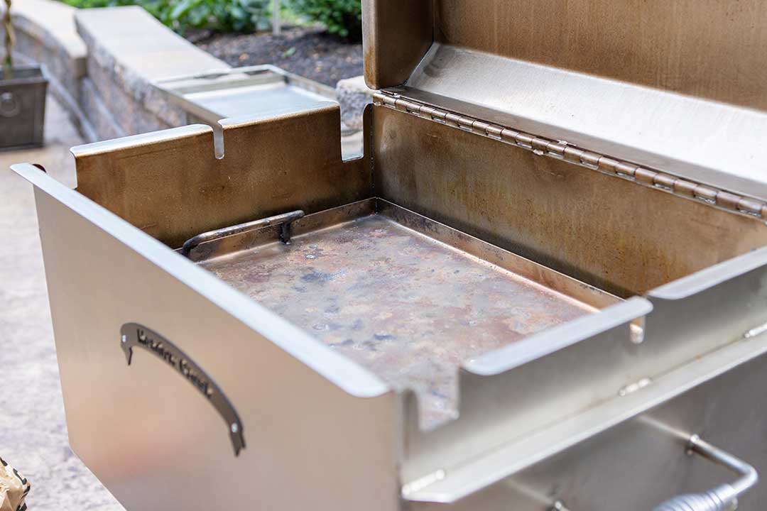 BBQ26S_Charcoal_Grill_Flat_Grate_04_Pan_Raised