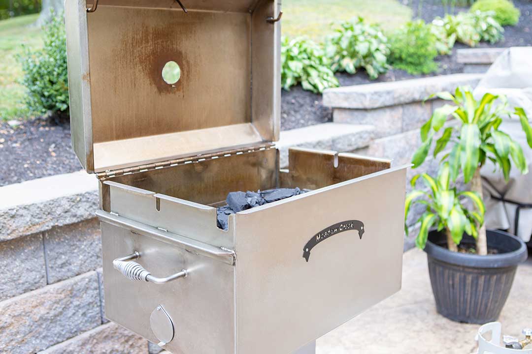 BBQ26S_Charcoal_Grill_Flat_Grate_06_Lump_Charcoal