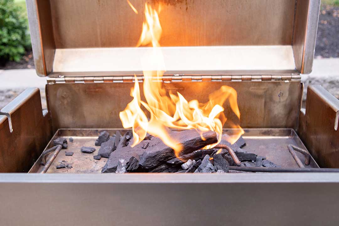 BBQ26S_Charcoal_Grill_Flat_Grate_08_Burning