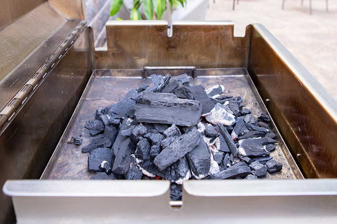 BBQ26S_Charcoal_Grill_Flat_Grate_09_Lit