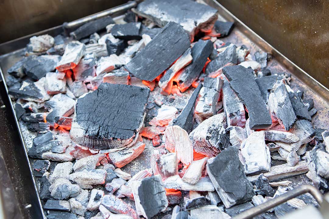 BBQ26S_Charcoal_Grill_Flat_Grate_10_Charcoal_Ready