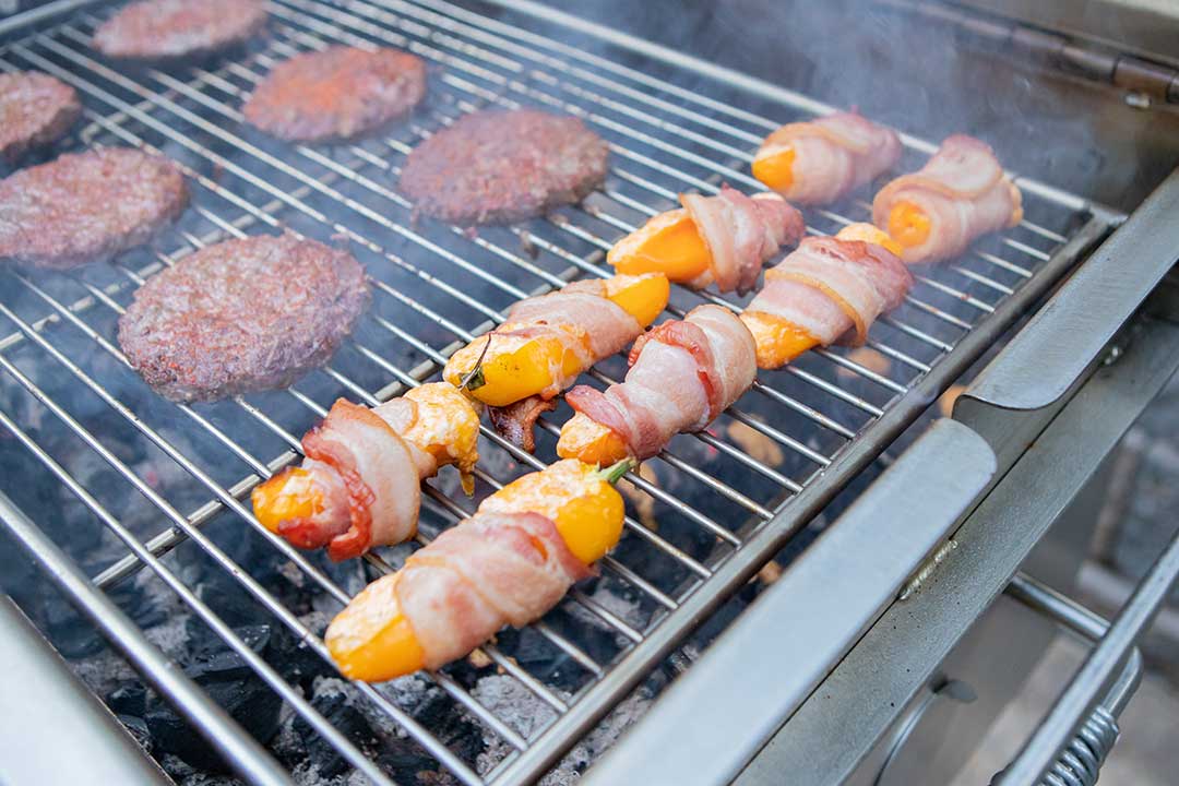 BBQ26S_Charcoal_Grill_Flat_Grate_14_Peppers_Burgers