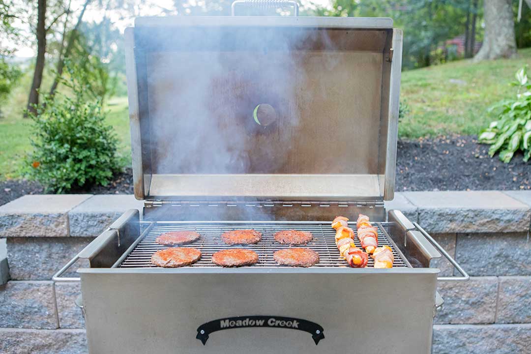 BBQ26S_Charcoal_Grill_Flat_Grate_15_Peppers_Burgers