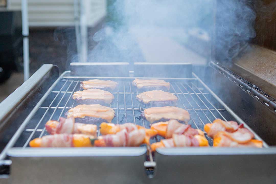 BBQ26S_Charcoal_Grill_Flat_Grate_16_Peppers_Burgers