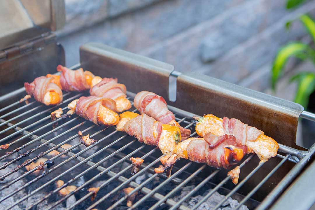 BBQ26S_Charcoal_Grill_Flat_Grate_18_Peppers_Burgers