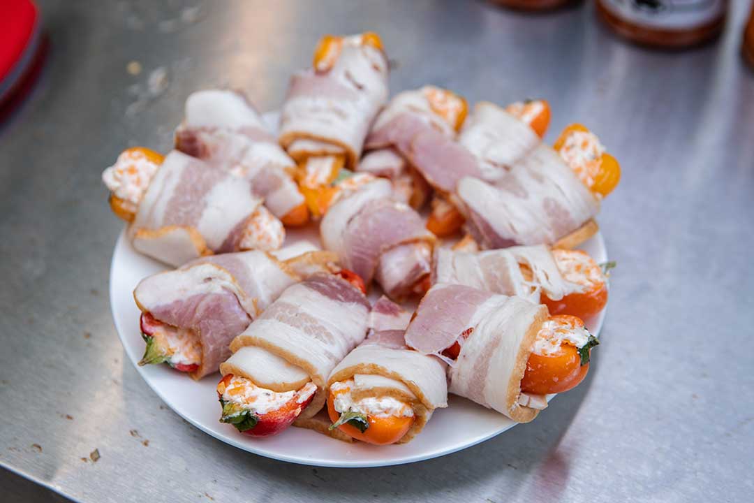 BBQ26S_Charcoal_Grill_Flat_Grate_25_Bacon_Wrapped_Peppers