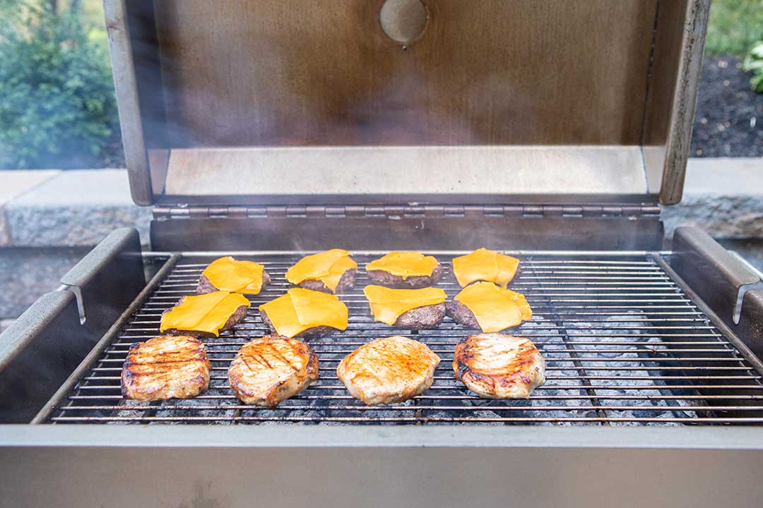 BBQ26S_Charcoal_Grill_Flat_Grate_30_Pork_Chops_Burgers