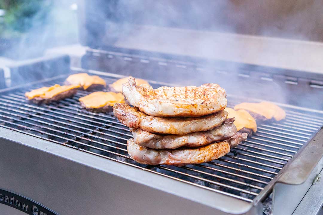 BBQ26S_Charcoal_Grill_Flat_Grate_31_Pork_Chops
