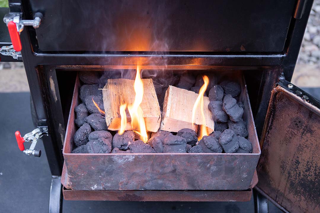 BX25_Box_Smoker_02_Charcoal_Basket