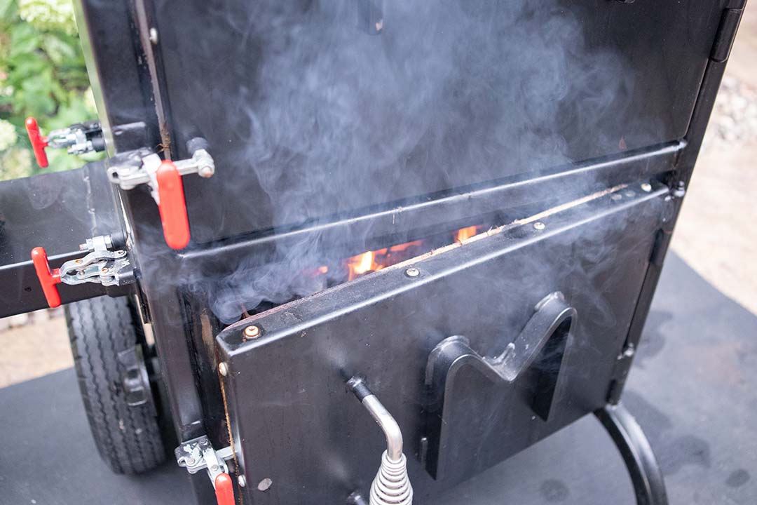 BX25_Box_Smoker_06_Firebox_Door