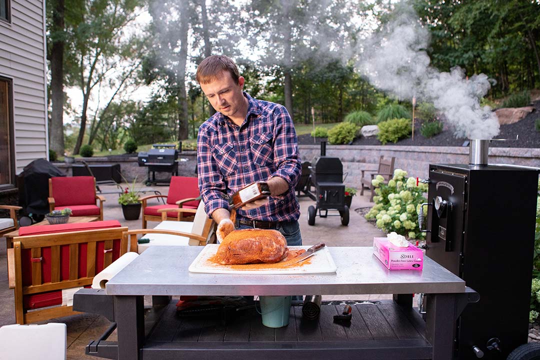 BX25_Box_Smoker_08_Seasoning_Pork_Butt